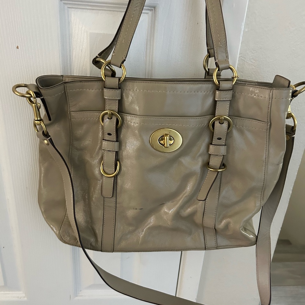 Elegant Tan Leather Shoulder Bag
